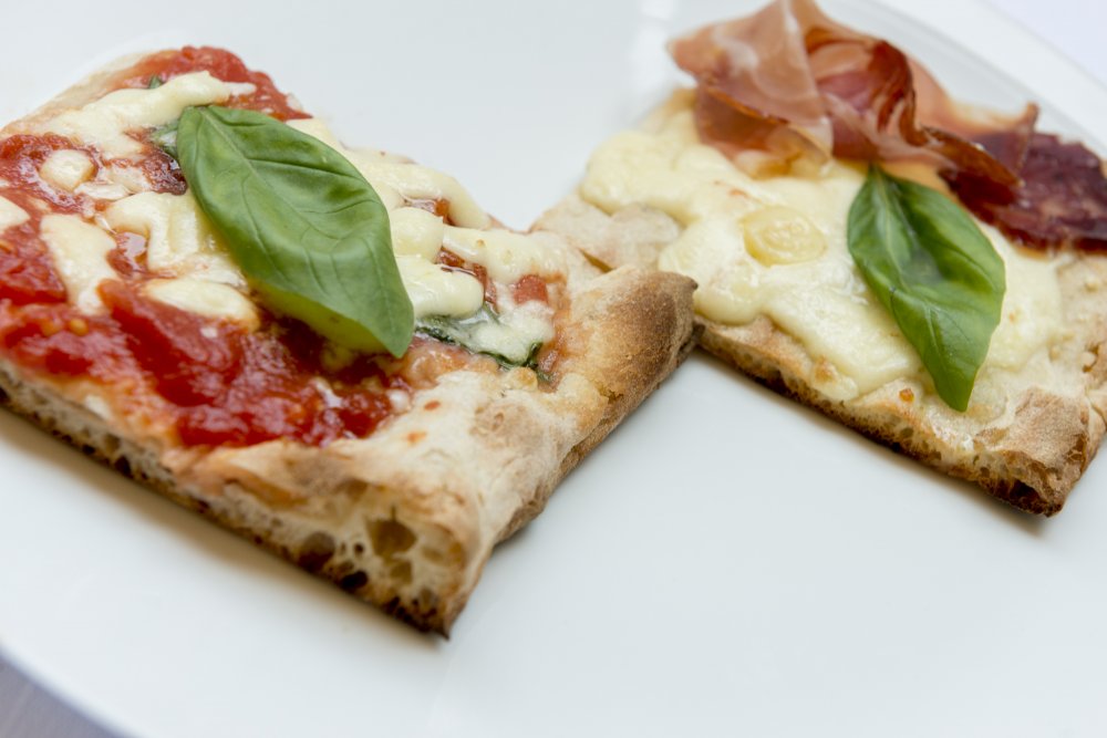 La pizza Margherita e quella ai sapori di Franciacorta di Corrado Scaglione dell'Enosteria Lipen