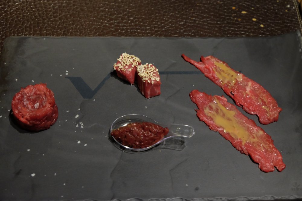A tutto wagyu: sashimi, battuta al coltello, tartare di cuore e cubo di filetto